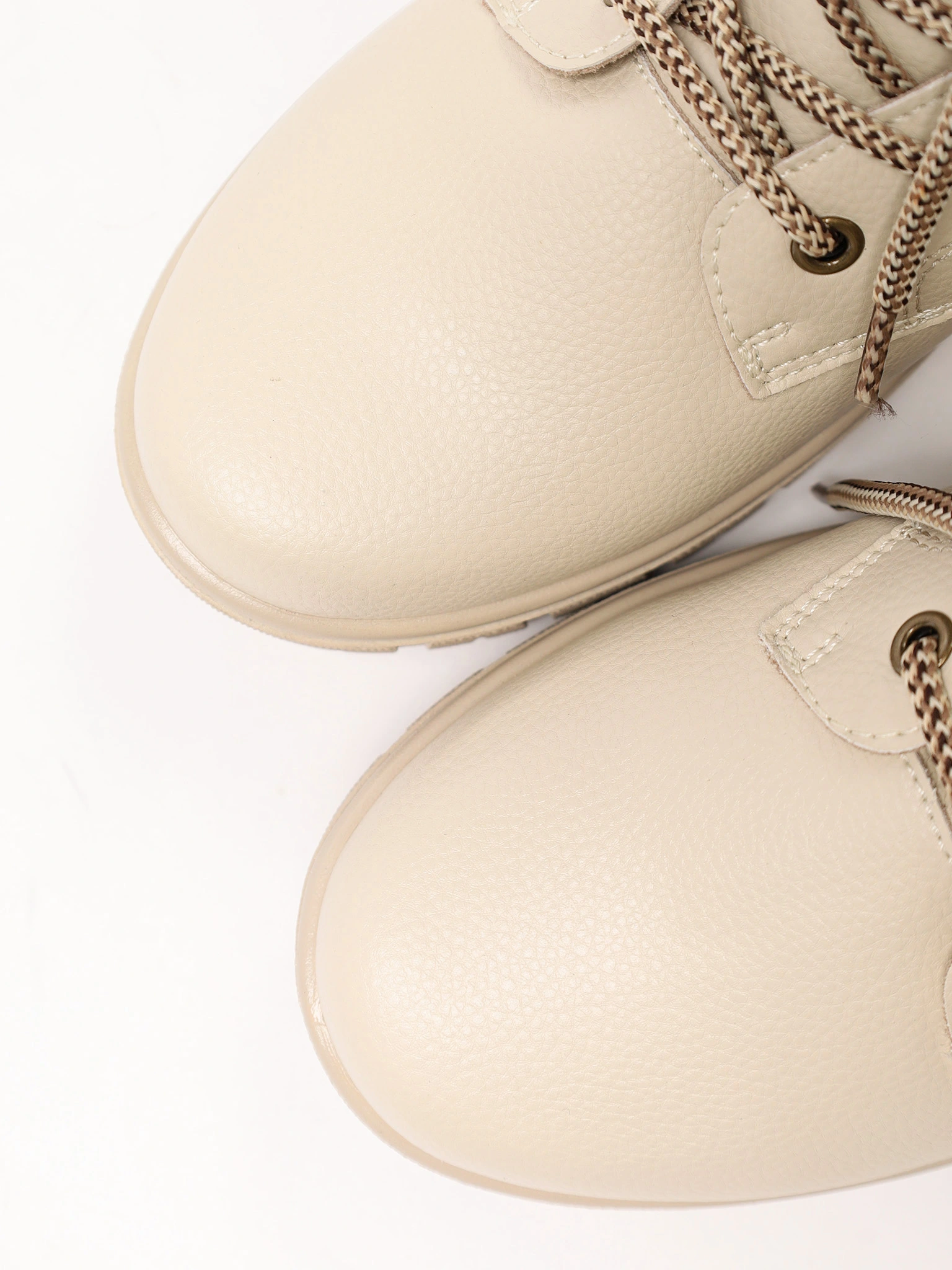 Ботинки бежевого цвета на средней рельефной подошве